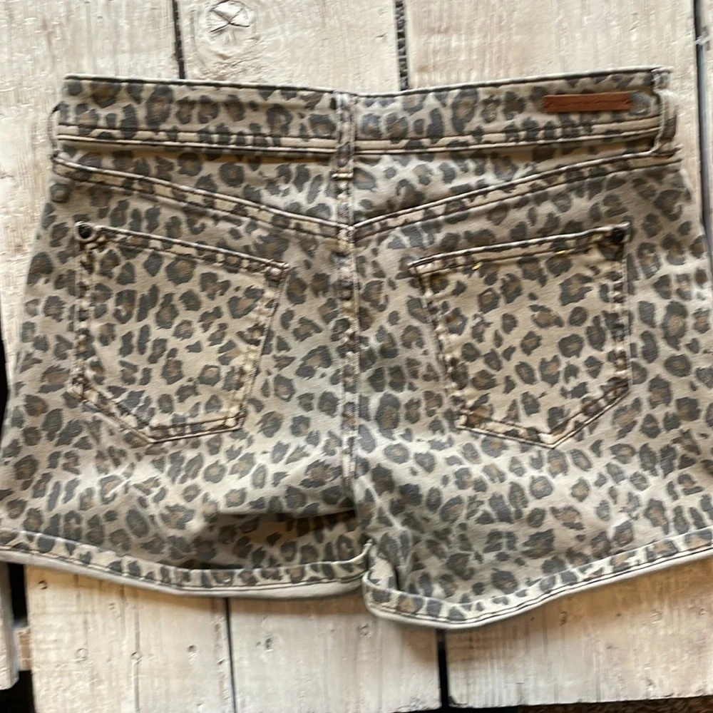 Anthropologie Pilcro Hyphen
Cuffed Leopard Print Denim Shorts
Size 26 - Picture 8 of 12